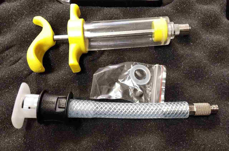 DOZOWNIK OLEJU I BARWNIKA Z SZYBKOZŁĄCZEM, Z ZAWOREM, 20 ML