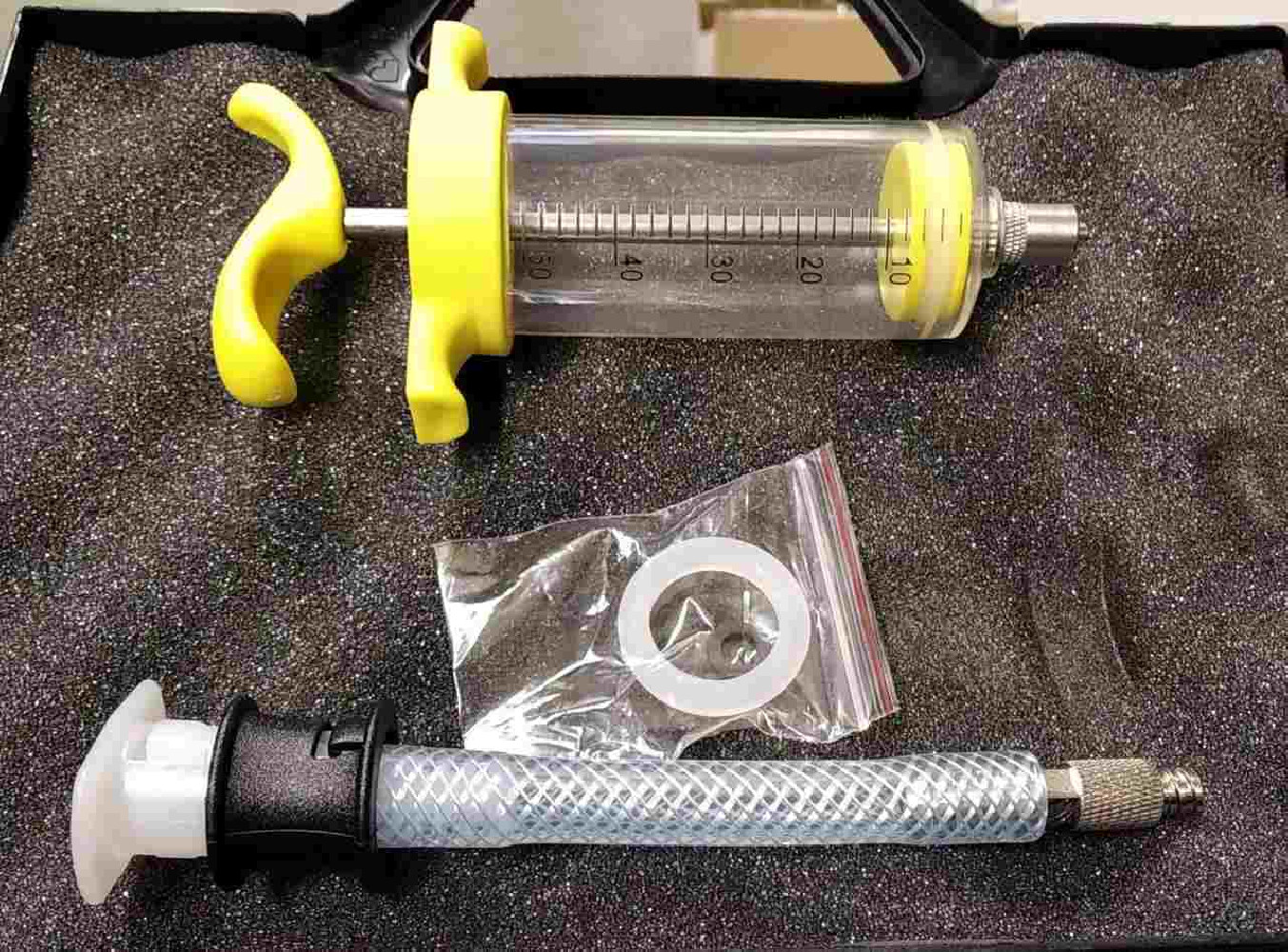 DOZOWNIK OLEJU I BARWNIKA 50 ML, Z SZYBKOZŁĄCZEM, Z ZAWOREM