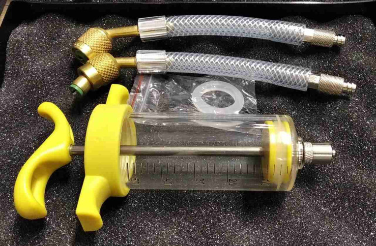 DOZOWNIK OLEJU I BARWNIKA Z ADAPTERAMI 1/4" I 5/16" - POJEMNOŚĆ 50 ML